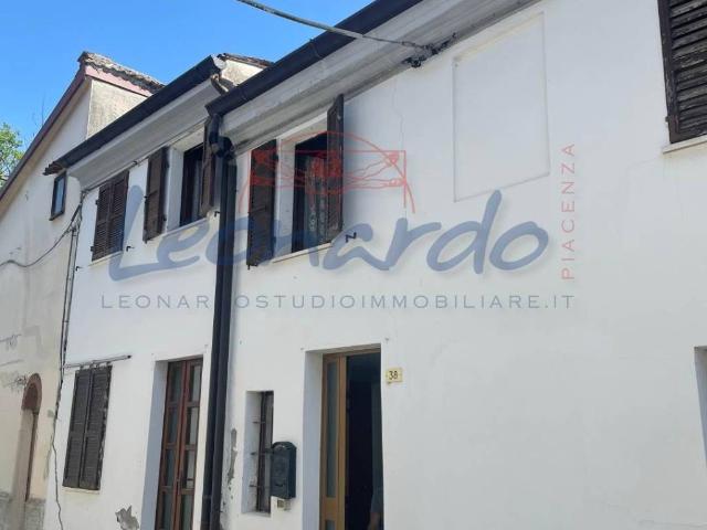 Villa Indipendente in vendita a Ziano Piacentino, Reggio Emilia