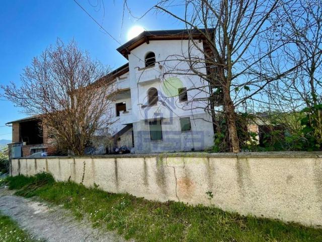 Villa Indipendente in vendita a Ziano Piacentino, Reggio Emilia