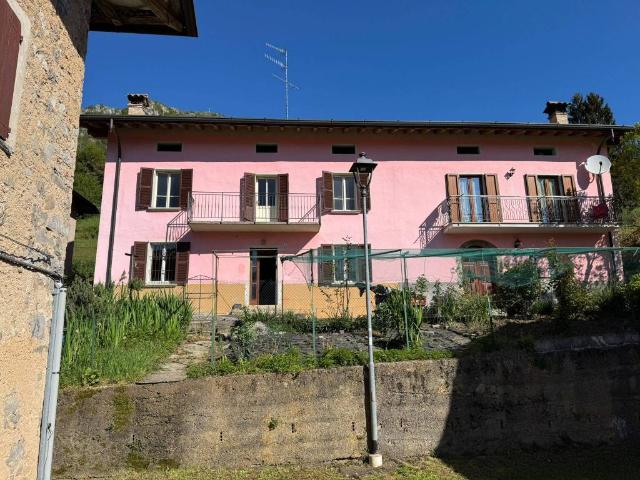 Villa Indipendente in vendita a Comunità Montana della Valle Brembana, Zogno