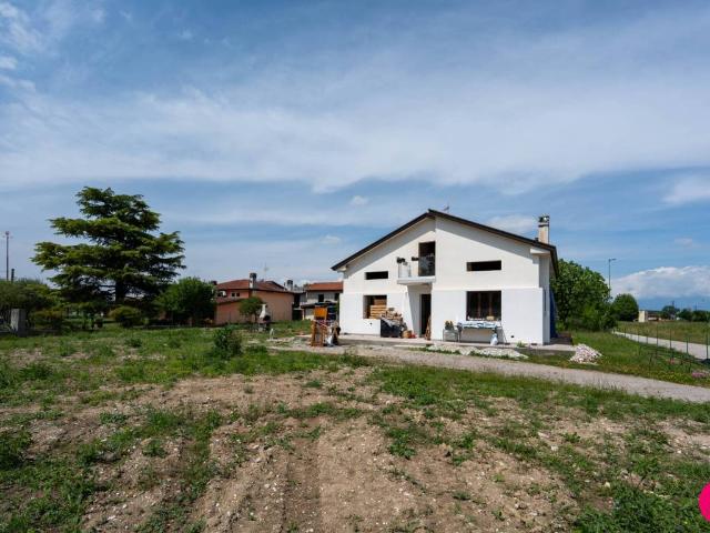 Villa Indipendente in vendita a Zoppola, Friuli-Venezia Giulia