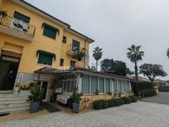 Villa Indipendente in vendita a Marina di Massa, Marina Di Massa