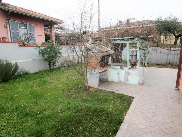 Villa Indipendente in vendita a Dogana, Luni
