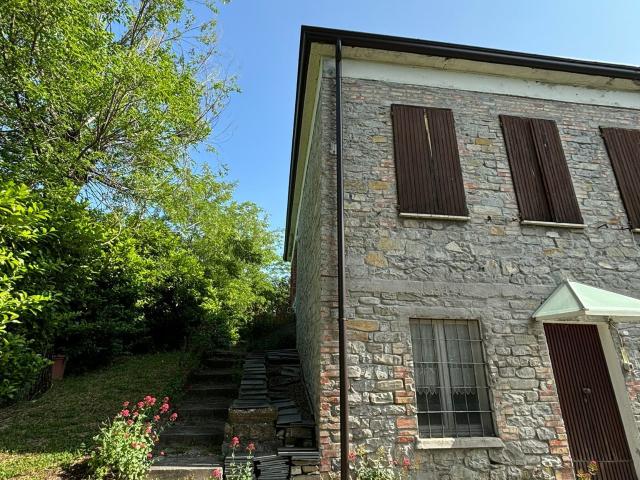 Villa Indipendente in vendita a Terenzo, Reggio Emilia