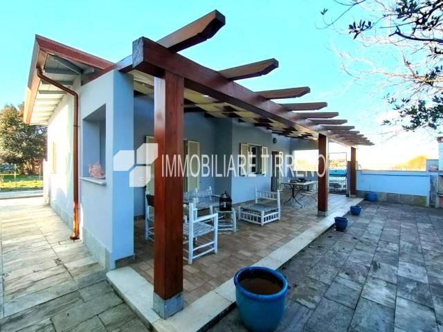Villa Indipendente in vendita a Marina di Massa, Marina Di Massa