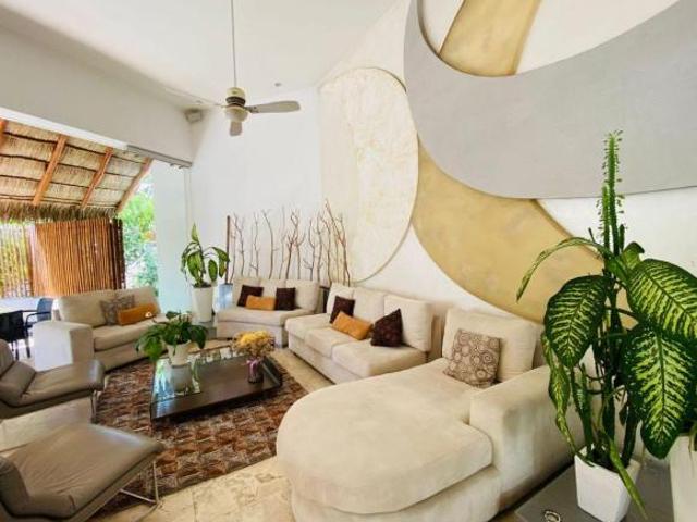 Casa La Luna PS02042026733AM