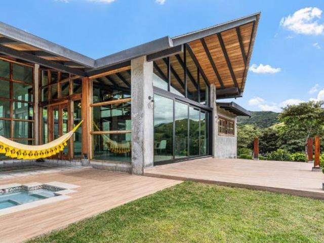 Casa Moderna de Alta Gama con Piscina en Santa Fe, Veraguas