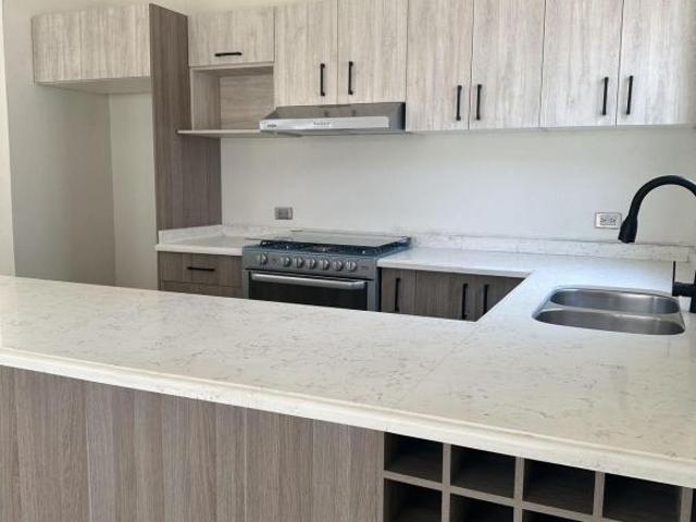 CASA NUEVA EN VENTA EN LA CIMA CON HABITACION EN PLANTA BAJA, ZONA JUNIPERO SERRA