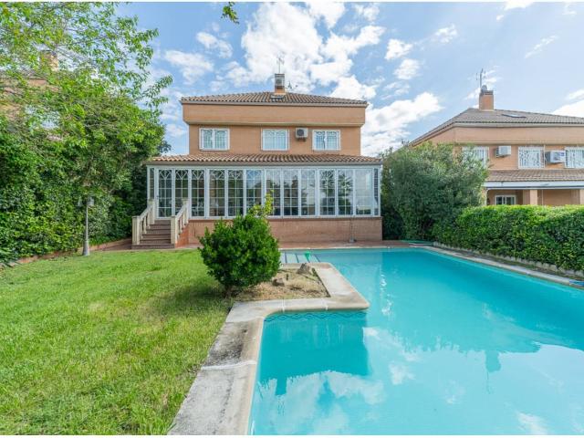 Villa en venta en Arroyomolinos, Las Castañeras