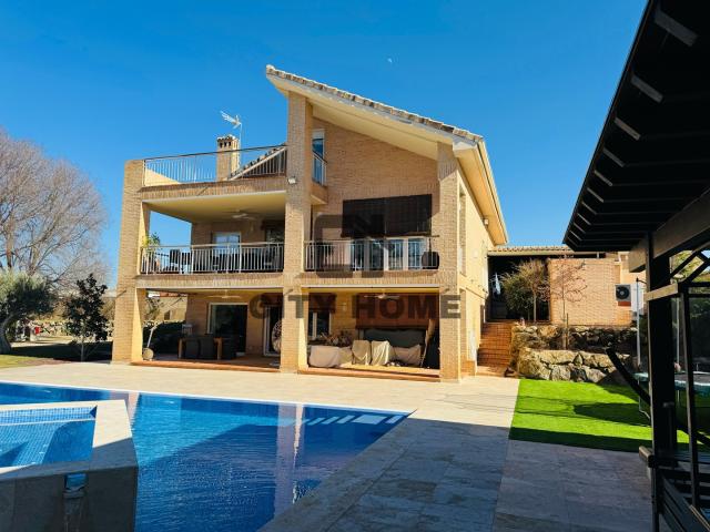 Villa en venta en Layos