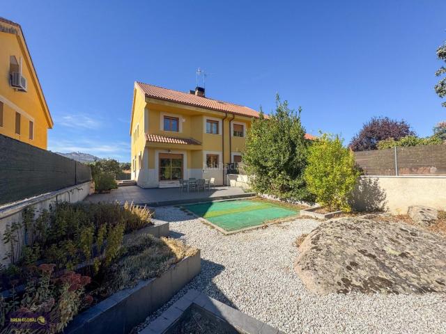 Chalet en venta en Lozoyuela-navas-sieteiglesias, Madrid
