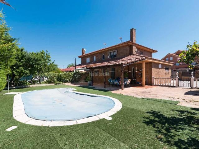 Villa en venta en Torres De La Alameda