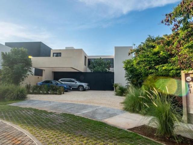 Casa Residencial Con 4 Recamaras y Piscina