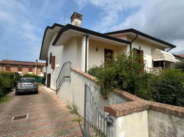 Villa Indipendente in vendita a Bondeno Di Gonzaga, Lombardia