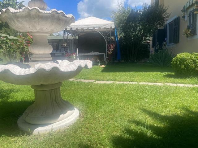 Villa Indipendente in vendita a Isola, Luni