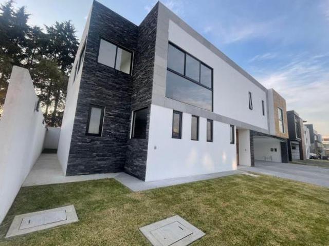 Casa Señorial con 5 recámaras en venta en exclusivo fraccionamiento Hacienda San Antonio