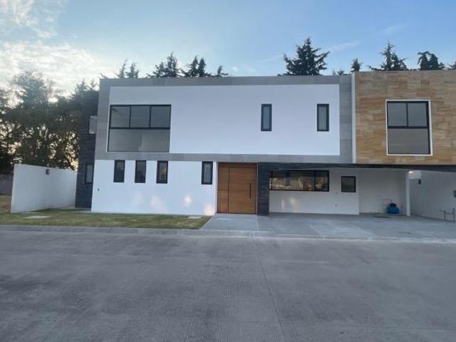Casa Señorial con 5 recámaras en venta en exclusivo fraccionamiento Hacienda San Antonio