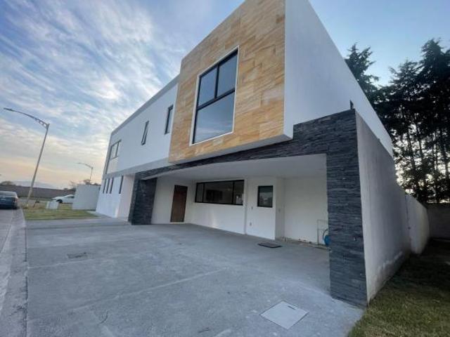 Casa Señorial con 5 recámaras en venta en exclusivo fraccionamiento Hacienda San Antonio