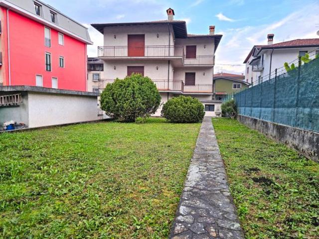Villa Indipendente in vendita a Leffe, Lombardia