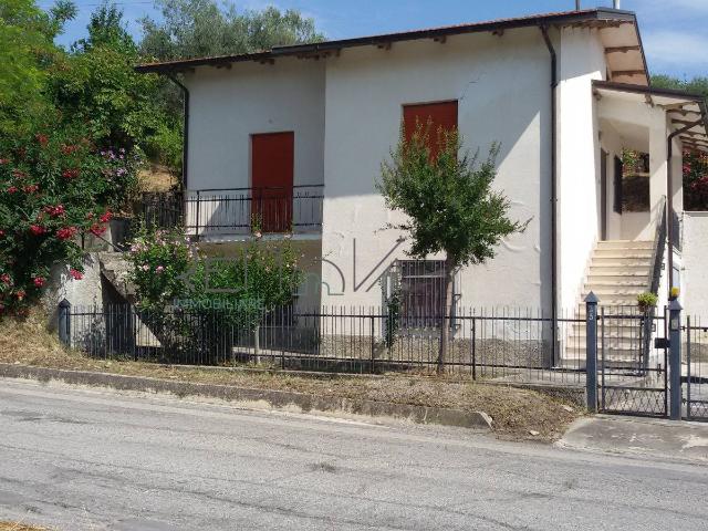 Villa Indipendente in vendita a Bellante, Abruzzo