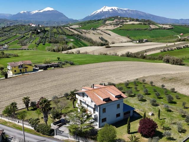 Villa Indipendente in vendita a Campli, Abruzzo
