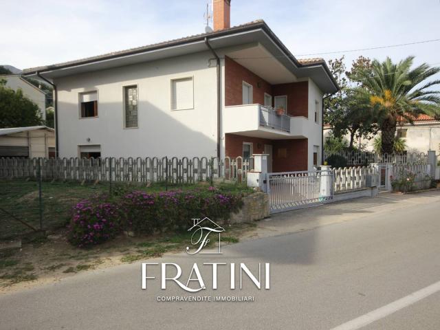 Villa Indipendente in vendita a Guazzano, Campli