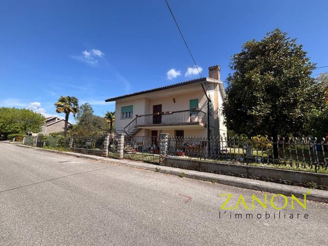 Villa Indipendente in vendita a Capriva Del Friuli, Friuli-Venezia Giulia