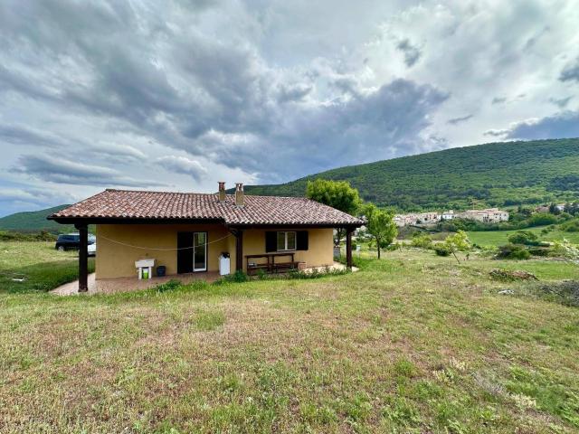 Villa Indipendente in vendita a Carapelle Calvisio, Abruzzo