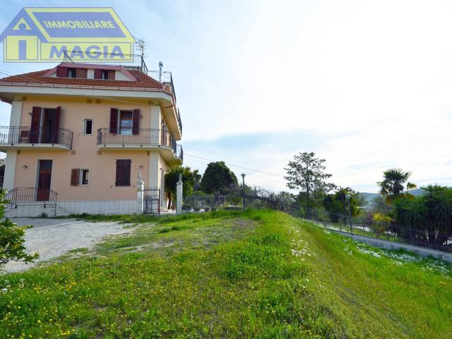 Villa Indipendente in vendita a Piattoni, Marche