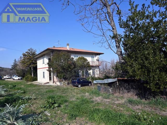 Villa Indipendente in vendita a Piattoni, Marche