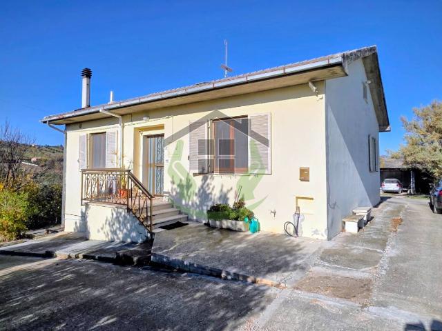 Villa Indipendente in vendita a Piattoni, Marche