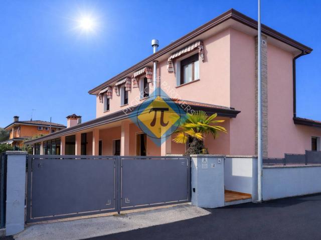 Villa Indipendente in vendita a Cordenons, Friuli-Venezia Giulia