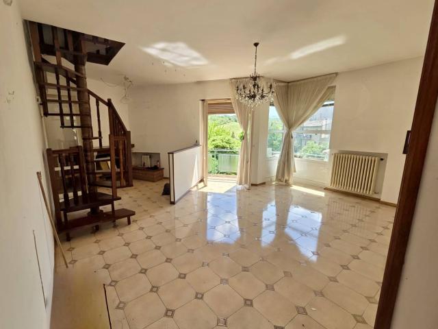 Villa Indipendente in vendita a Albacina, Marche