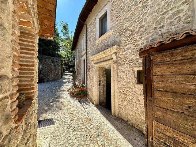 Villa Indipendente in vendita a Borgo Rivera, Tornimparte