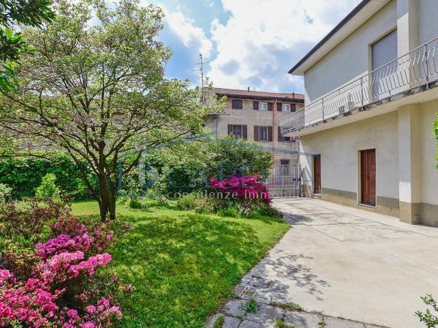 Villa Indipendente in vendita a Lazzate, Lombardia