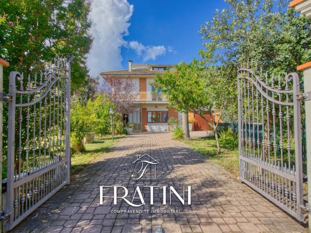 Villa Indipendente in vendita a Unione dei Comuni della Val Vibrata, Marche