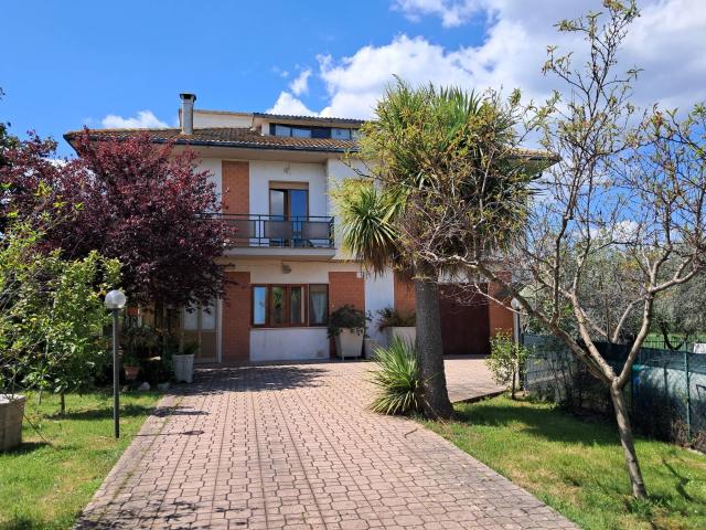 Villa Indipendente in vendita a Unione dei Comuni della Val Vibrata, Marche