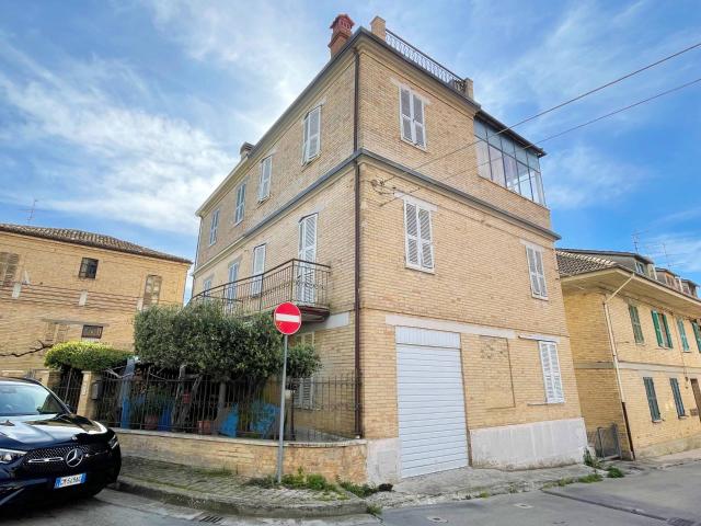 Villa Indipendente in vendita a Borgo Cappuccini, Marche