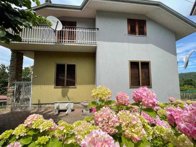 Villa Indipendente in vendita a Borgo Carro, Piemonte