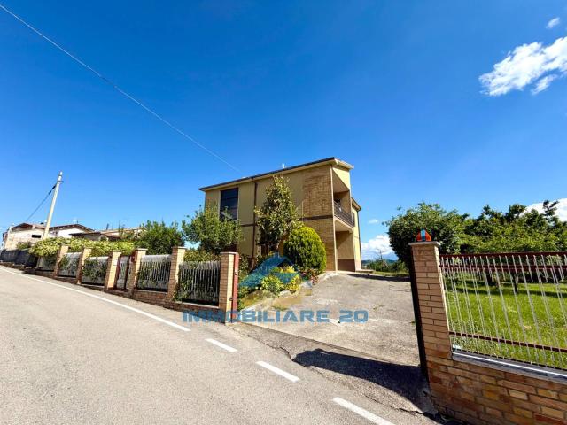 Villa Indipendente in vendita a Teramo, Abruzzo