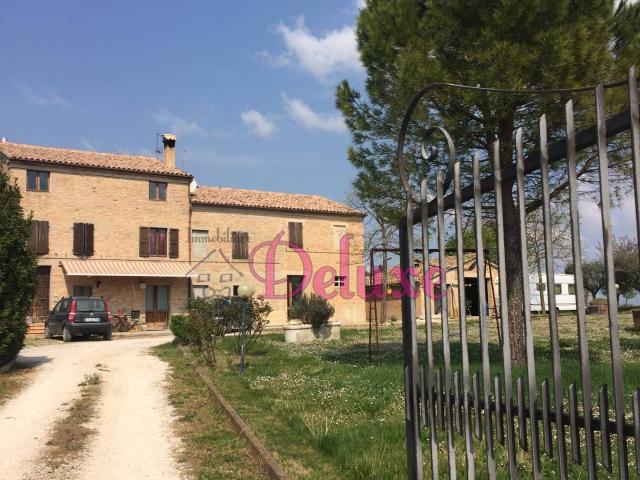 Villa Indipendente in vendita a Contrada Piangiano, Marche