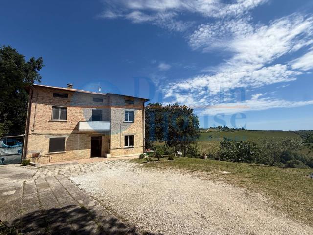 Villa Indipendente in vendita a Unione dei Comuni della Val Vibrata, Controguerra