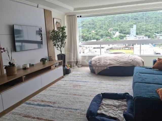 Casa venda em Meia Praia, Itapema