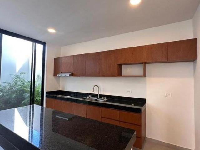 CASA TIPO TOWNHOUSE EN TEMOZÓN DE ENTREGA INMEDIATA