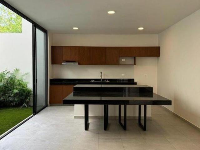 CASA TIPO TOWNHOUSE EN TEMOZÓN DE ENTREGA INMEDIATA