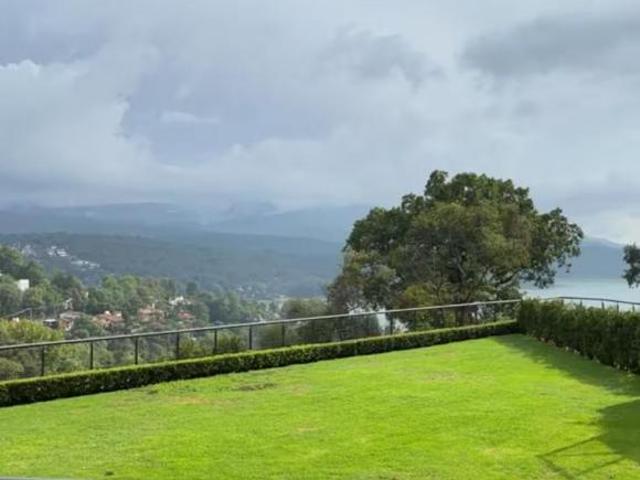 Casa Valle de Bravo con vista a Lago