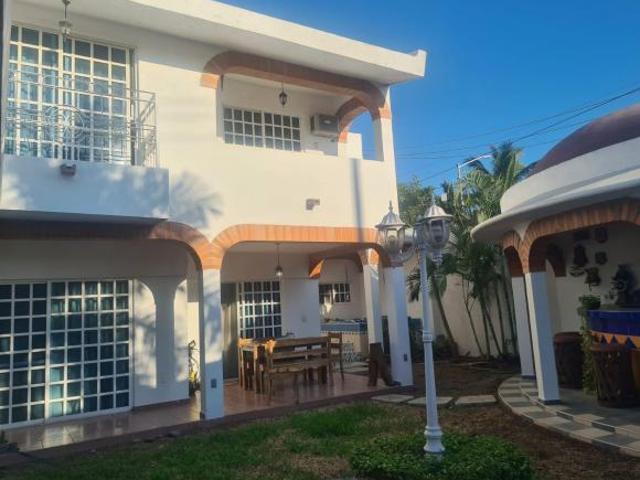 Casa Venta 5 Recamaras, Terraza, 3 Niveles en Coto, en Manzanillo, Colima