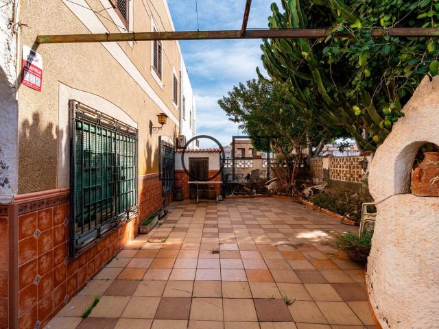Casa en venta en El Zapillo, Almería