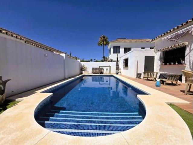 Casa en venta en Barriada Islas Canarias, Costa del Sol Occidental