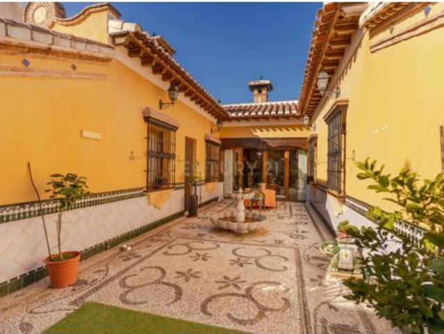 Casa en venta en La Zubia