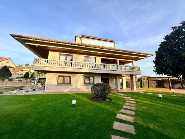 Casa en venta en Rouxo, Vigo